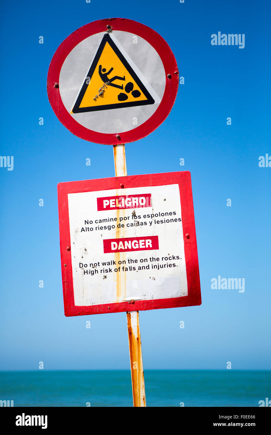 Blanc et rouge le signe de danger prévenir de ne pas marcher sur des pierres debout sur la plage de Carthagène. La Colombie. Banque D'Images