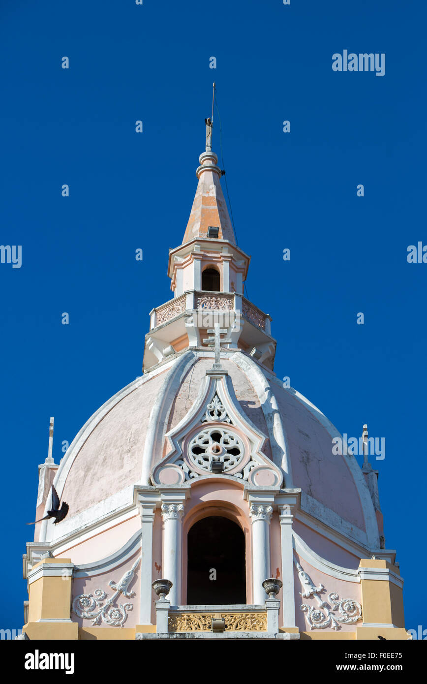 Vol d'oiseaux et le bleu ciel clair avec la Cathédrale de Carthagène, Colombie Banque D'Images