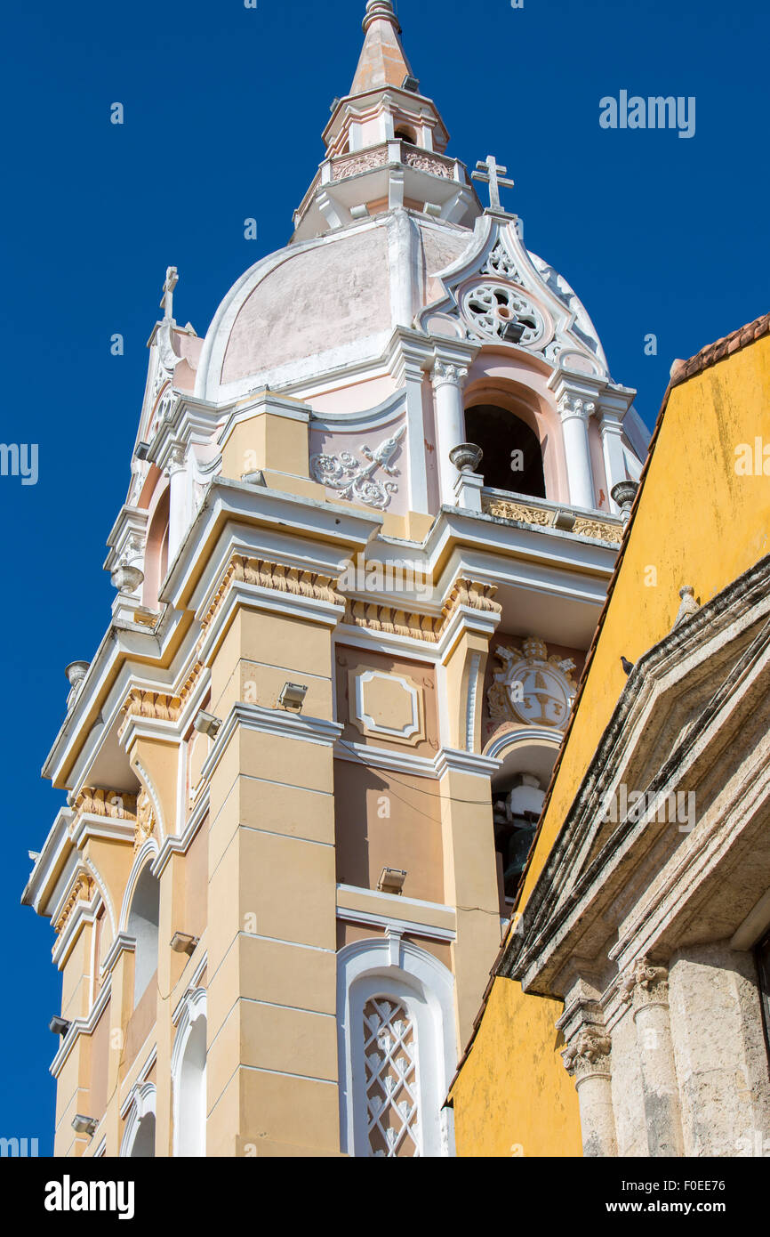 Ciel bleu clair avec la Cathédrale de Carthagène, Towerbell (1577), Cartagena de Indias, Colombie, Département de Bolivar Banque D'Images