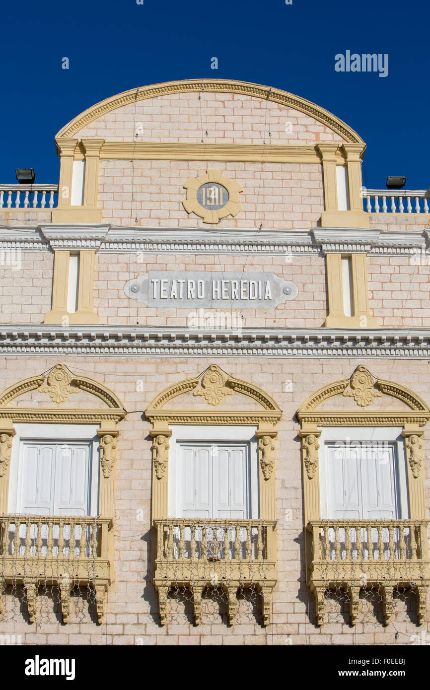 Le Teatro Heredia, officiellement Teatro Adolfo Mejía est un théâtre colombien situé à l'intérieur de la zone fortifiée de ​​Cartagena de l'Inde Banque D'Images