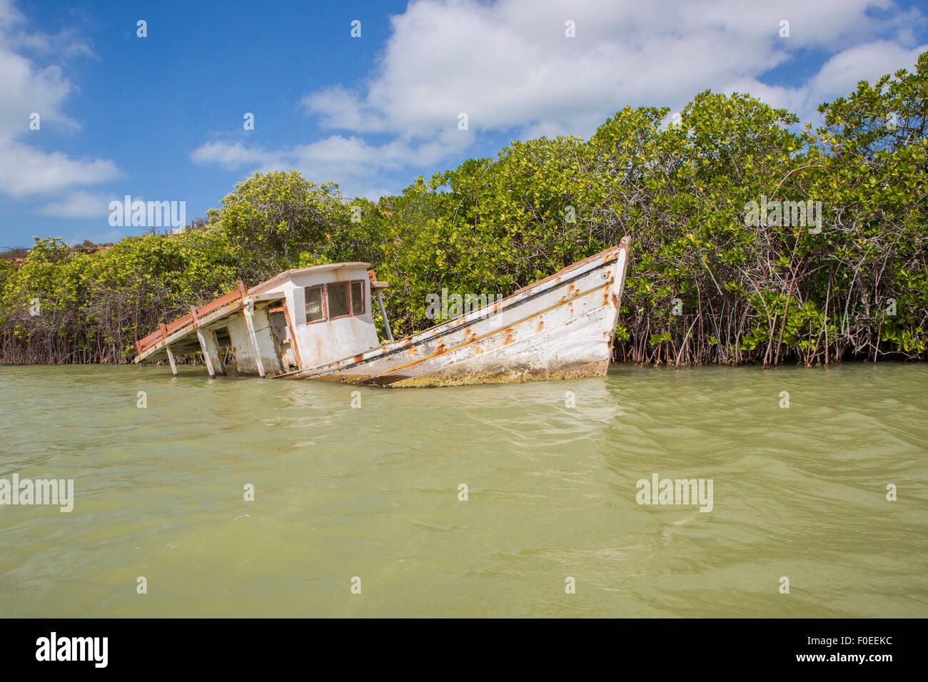 Petit bateau de pêche amarré à Punta Gallinas avec ciel bleu en arrière-plan, La Guajira Colombie 2014. Banque D'Images