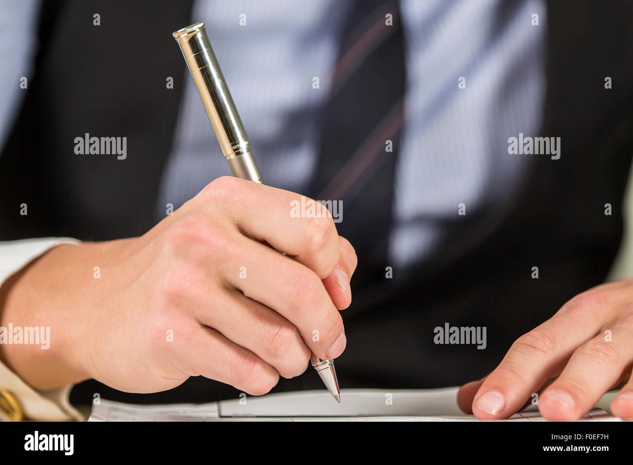 Jeune homme d'affaires bien habillés signer des documents, Close up. Banque D'Images