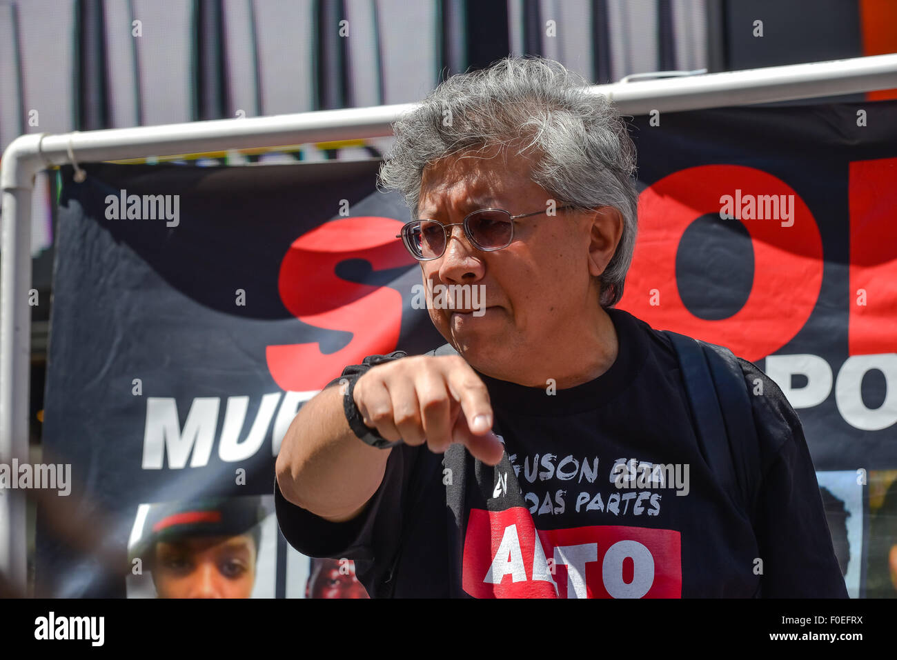 New York, États-Unis. Août 13, 2015. L'activiste et organisatrice Steve Yip parle à la foule. Les membres de l'incarcération de masse d'arrêt Réseau a tenu un rassemblement à Times Square avec Wondaland les artistes interprètes ou exécutants, y compris les artistes-Jidenna et Janelle Monae, qui ont effectué leur nouvelle chanson 'l'Enfer vous Talmbout.' Credit : Albin Lohr-Jones/Pacific Press/Alamy Live News Banque D'Images