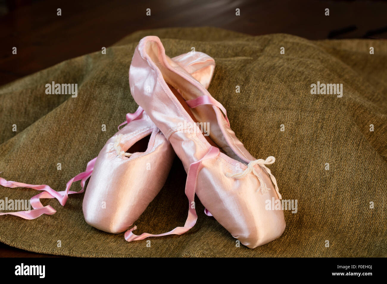 Chaussures de ballet rose sur l'écran sur la surface du bois Banque D'Images