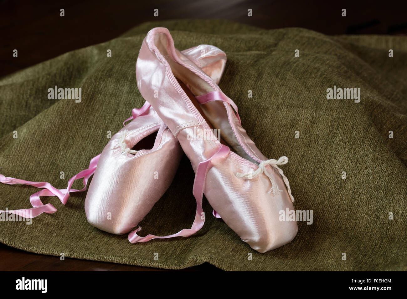 Chaussures de ballet rose sur l'écran sur la surface du bois Banque D'Images