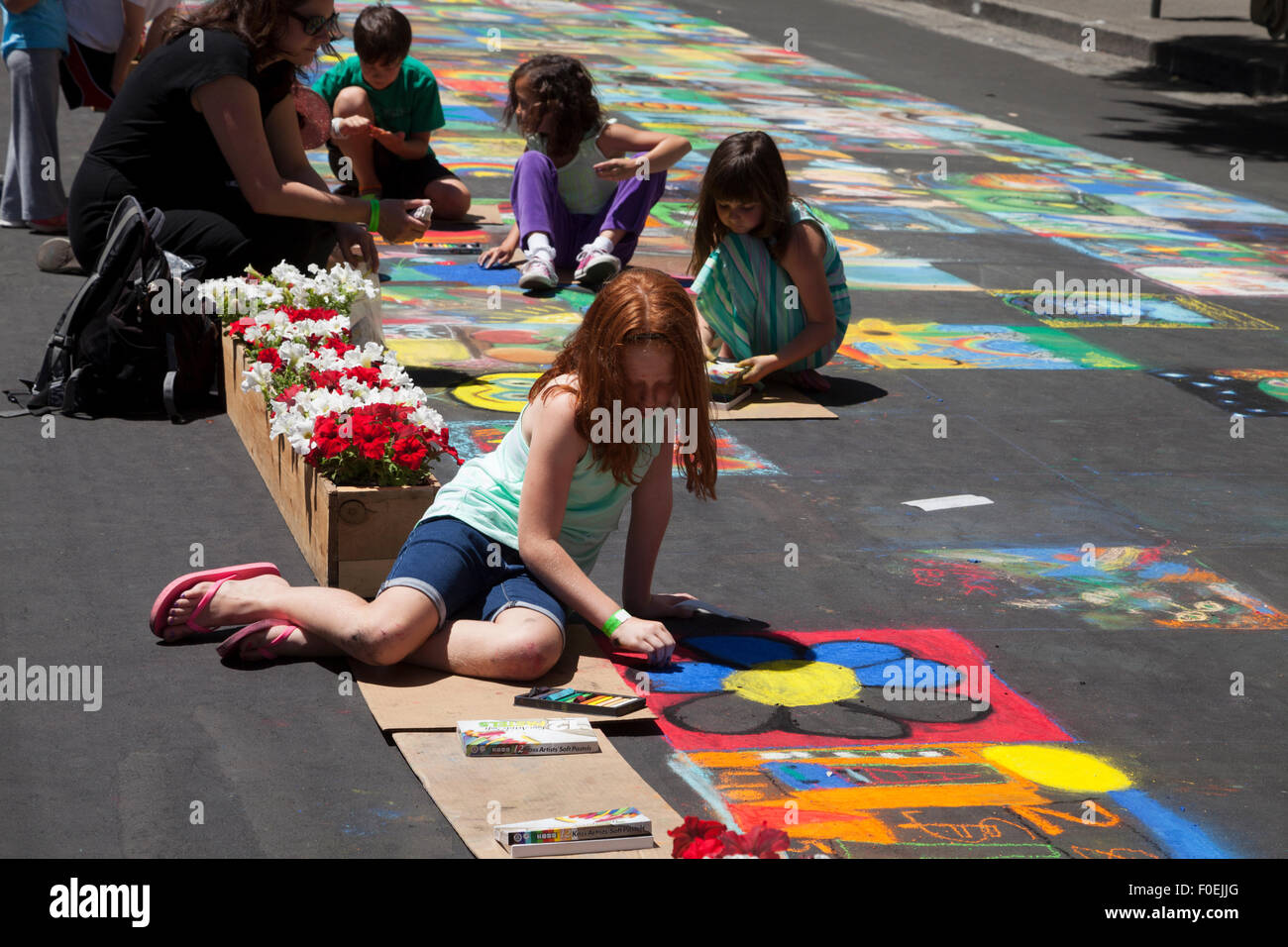 Les jeunes artistes au travail à la peinture de rue Italien, San Rafael, Californie, USA Banque D'Images