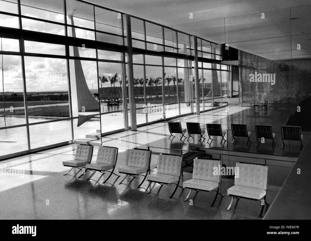 Géographie/voyage, Brésil, villes, Brasilia, résidence du Président, Palais de l'Aube (Palacio da Alvorada), construit en 1958, par Oscar Niemeyer, (1907 - 2012), vue intérieure, suite avec chaises longues de Barcelone, par Ludwig Mies van der Roh, (1886-1969), et Lilly Reich, (1885-1947), droits supplémentaires-Clearences non disponible Banque D'Images Géographie/voyage, Brésil, villes, Brasilia, résidence du Président, Palais de l'Aube (Palacio da Alvorada), construit en 1958, par Oscar Niemeyer, (1907 - 2012), vue intérieure, suite avec chaises longues de Barcelone, par Ludwig Mies van der Roh, (1886-1969), et Lilly Reich, (1885-1947), droits supplémentaires-Clearences non disponible Banque D'Images