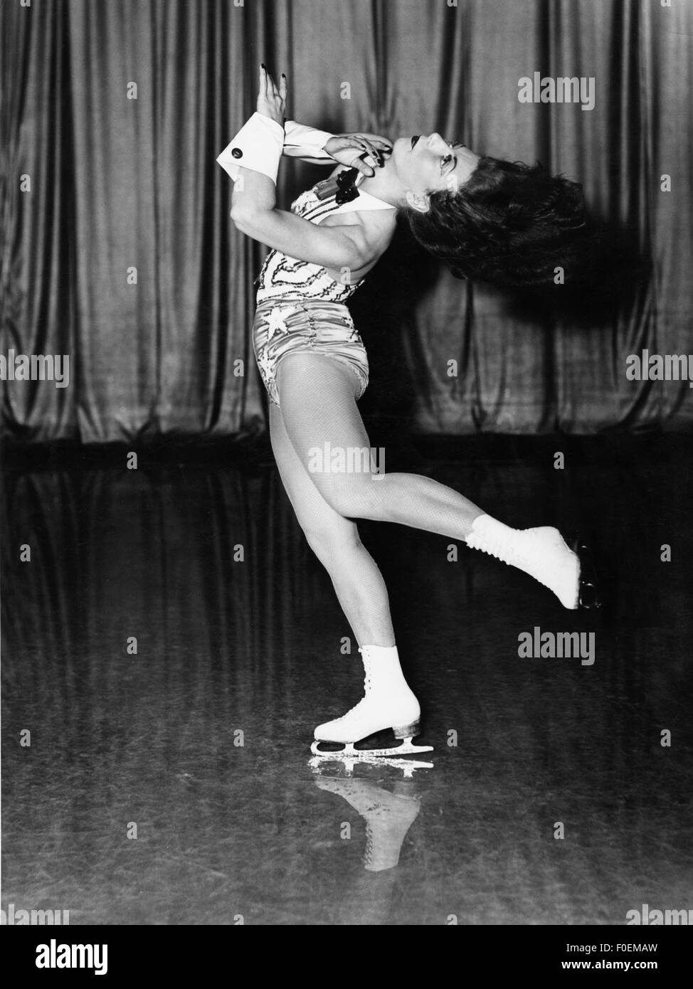 Sports, patinage artistique, Gudrun Olbricht faisant une pirouette, années 1950, droits additionnels-Clearences-non disponible Banque D'Images