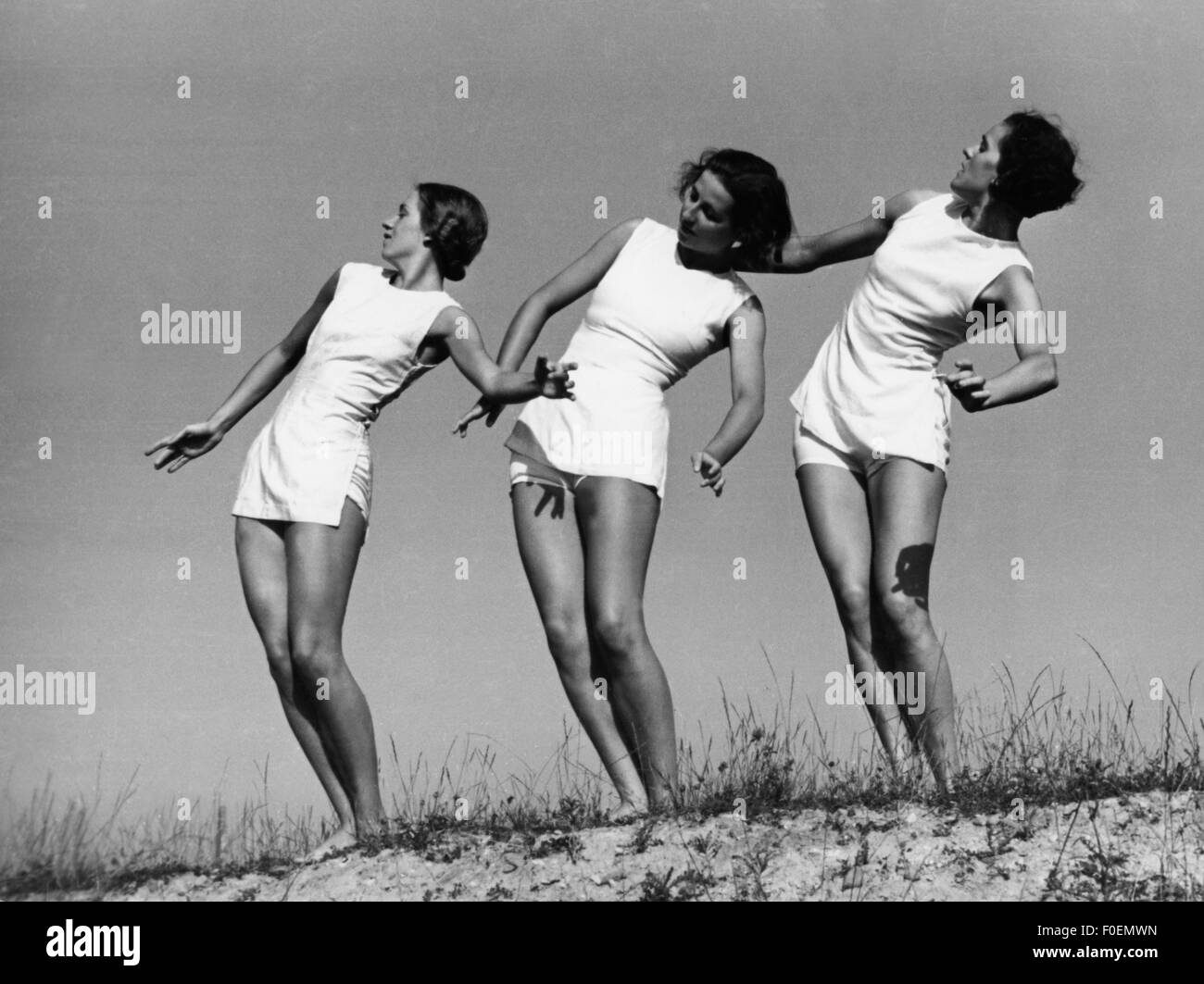 Sports, gymnastique, trois femmes faisant des exercices de gymnastique, école Laban, 1940, droits additionnels-Clearences-non disponible Banque D'Images