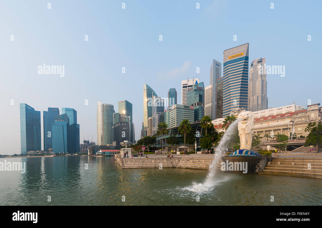 Au lever du soleil le Merlion, symbole de la ville de Singapour, du Parc Merlion, du centre-ville, du quartier financier avec des gratte-ciel, Singapour Banque D'Images