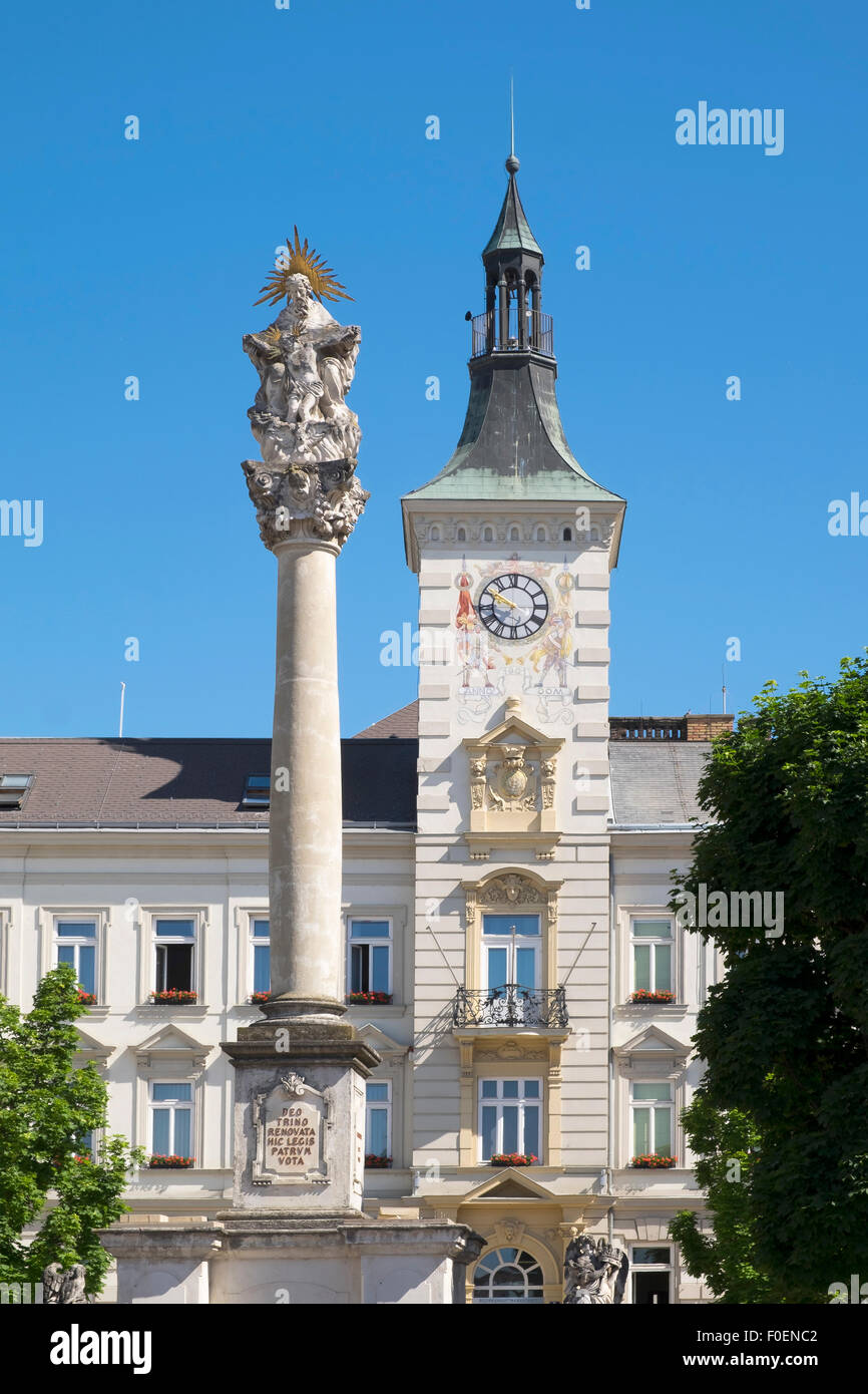 La colonne de la Sainte-Trinité sur la place principale en face de l'hôtel de ville, Mistelbach, Weinviertel, Basse Autriche, Autriche Banque D'Images