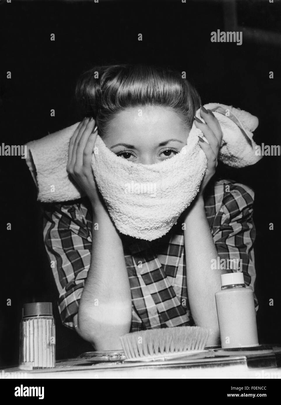 Cosmétiques, femme faisant des compresses pour le visage, années 1950, droits additionnels-Clearences-non disponible Banque D'Images