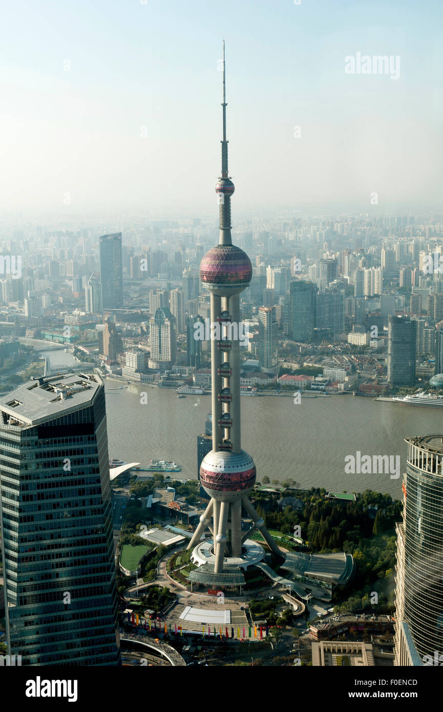 Voir à partir de la tour Jin Mao à l'Oriental Pearl TV Tower, la rivière Huangpu, Pudtog, Shanghai, Chine Banque D'Images