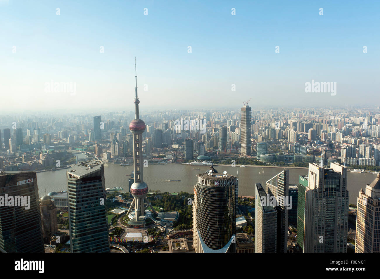 Vue depuis la tour Jin Mao avec gratte-ciel Oriental Pearl TV Tower, la rivière Huangpu, Pudtog, Shanghai, Chine Banque D'Images