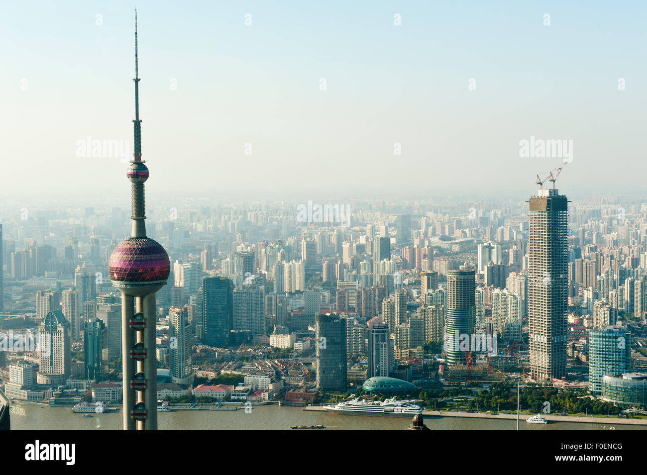 Vue depuis la tour Jin Mao avec gratte-ciel Oriental Pearl TV Tower, la rivière Huangpu, Pudtog, Shanghai, Chine Banque D'Images