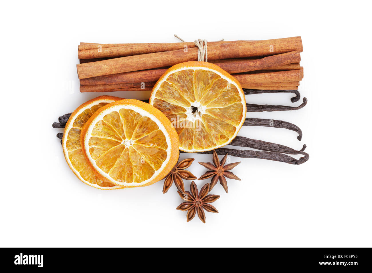 Les oranges séchées avec la vanille cannelle et anis, isolé Banque D'Images