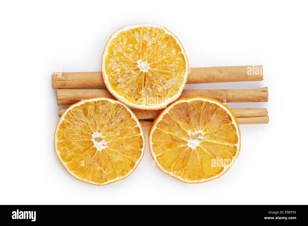 Les oranges séchées avec de la cannelle, isolated on white Banque D'Images