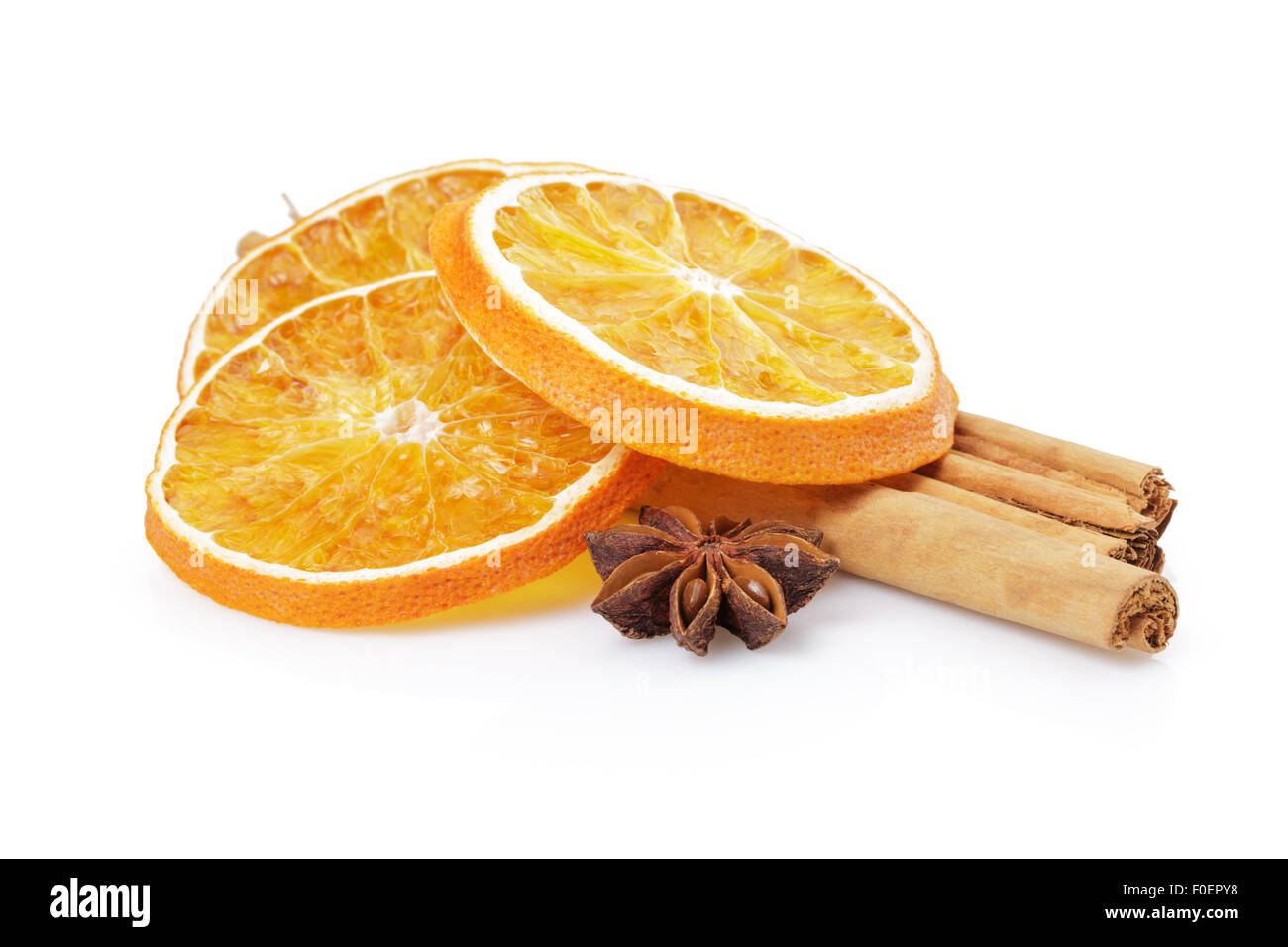 Les oranges séchées avec cannelle et anis, isolated on white Banque D'Images