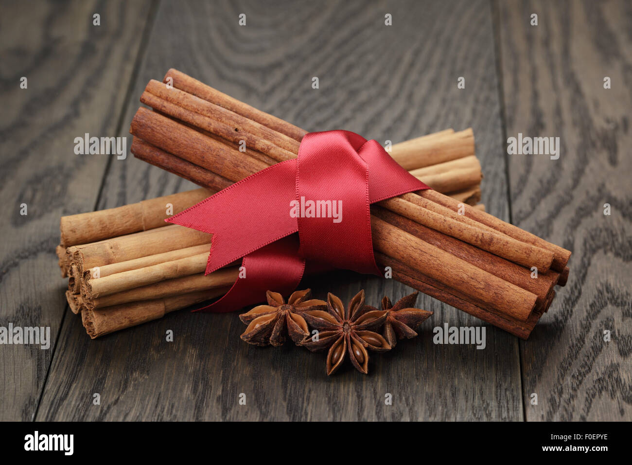 Les bâtons de cannelle et anis lié avec ruban Banque D'Images