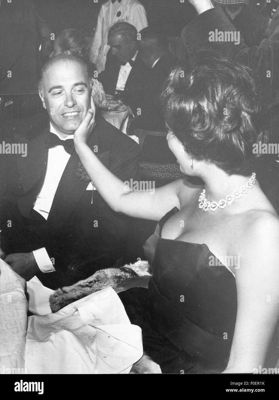Loren, Sophia, * 20.9.1934, actrice italienne, demi-longueur, avec son mari Carlo Ponti, au gala, 1950, Banque D'Images