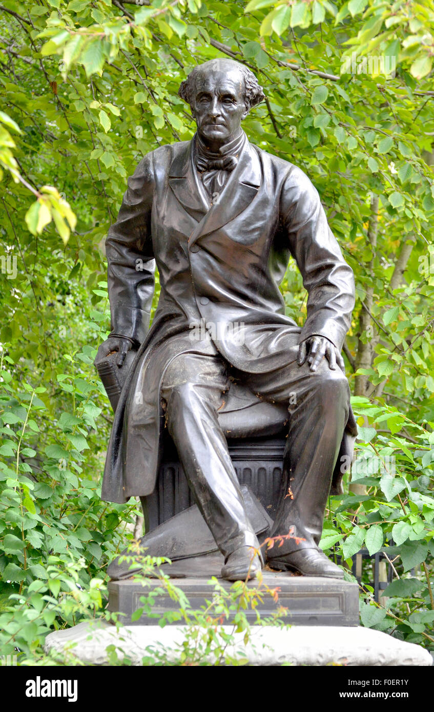 Londres, Angleterre, Royaume-Uni. Statue de John Stuart Mill (1806-73) Économiste et philosophe. Victoria Embankment Gardens ; 1878 par Thomas Banque D'Images