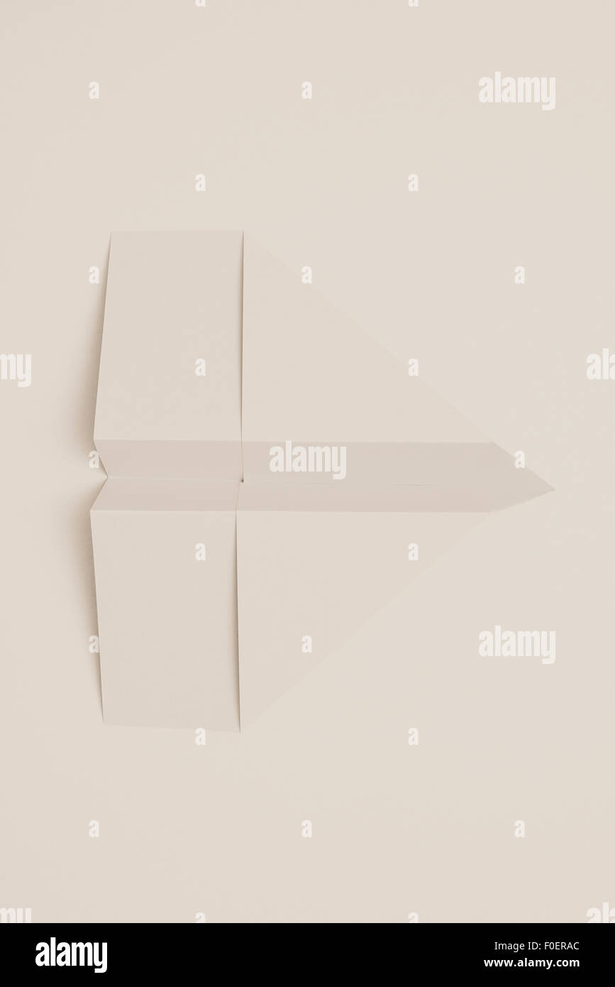 Avion de papier blanc sur fond blanc Banque D'Images