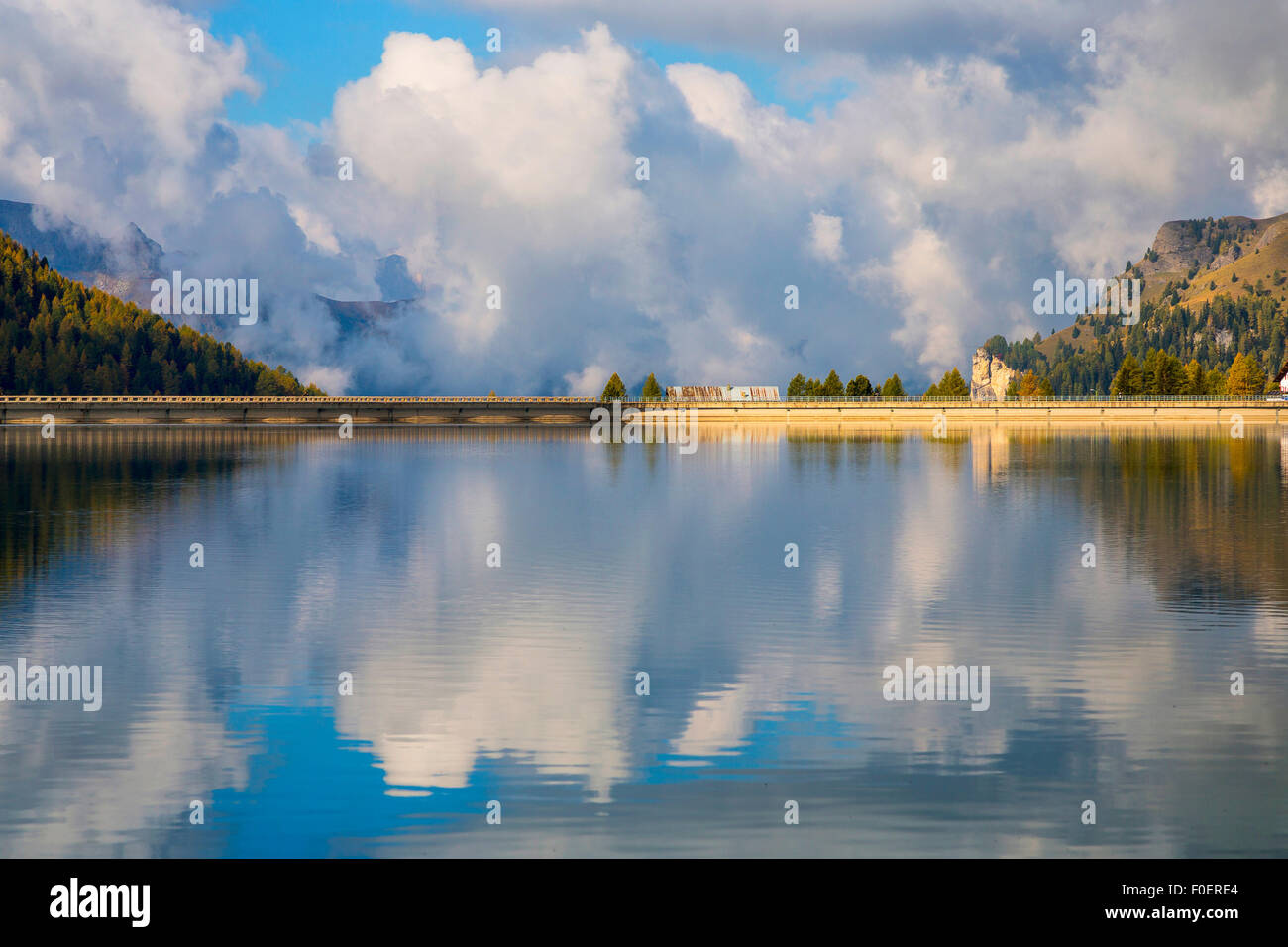 Matin en automne, saison col Fedaia Le lac dans les Dolomites, Montagnes, Passo Gardena, Italie Banque D'Images