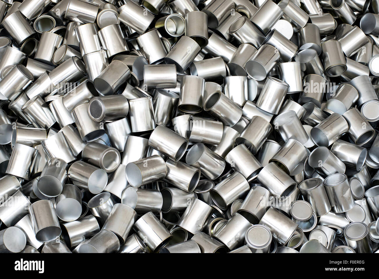 Les canettes en aluminium vides sans étiquette d'argent Banque D'Images