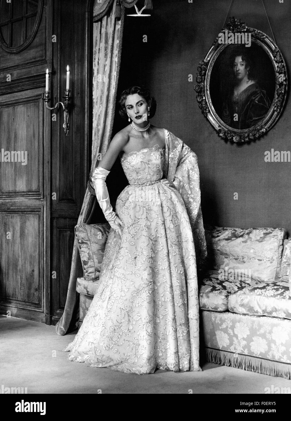 Mode, années 1950, mode pour femmes, robe de soirée présentée par le