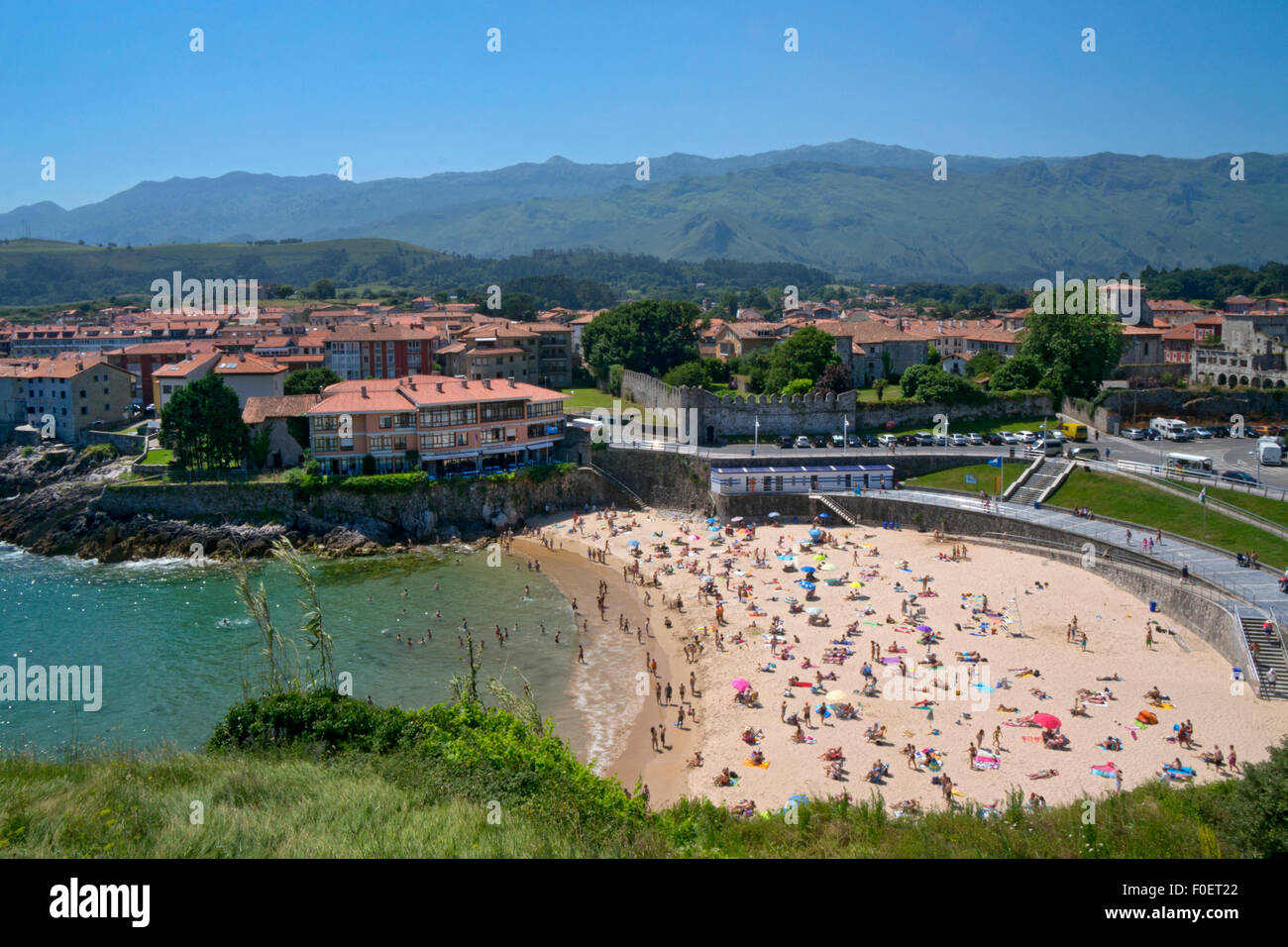 La plage et de la ville de Llanes, Asturias, Espagne du Nord Banque D'Images