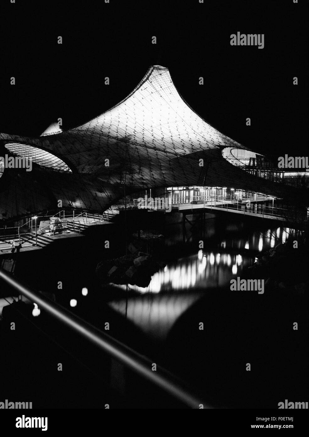 Exposition, exposition universelle, pavillon allemand de nuit, architecte: Frei Otto, vue extérieure, Montréal, Canada, 1967, droits additionnels-Clearences-non disponible Banque D'Images