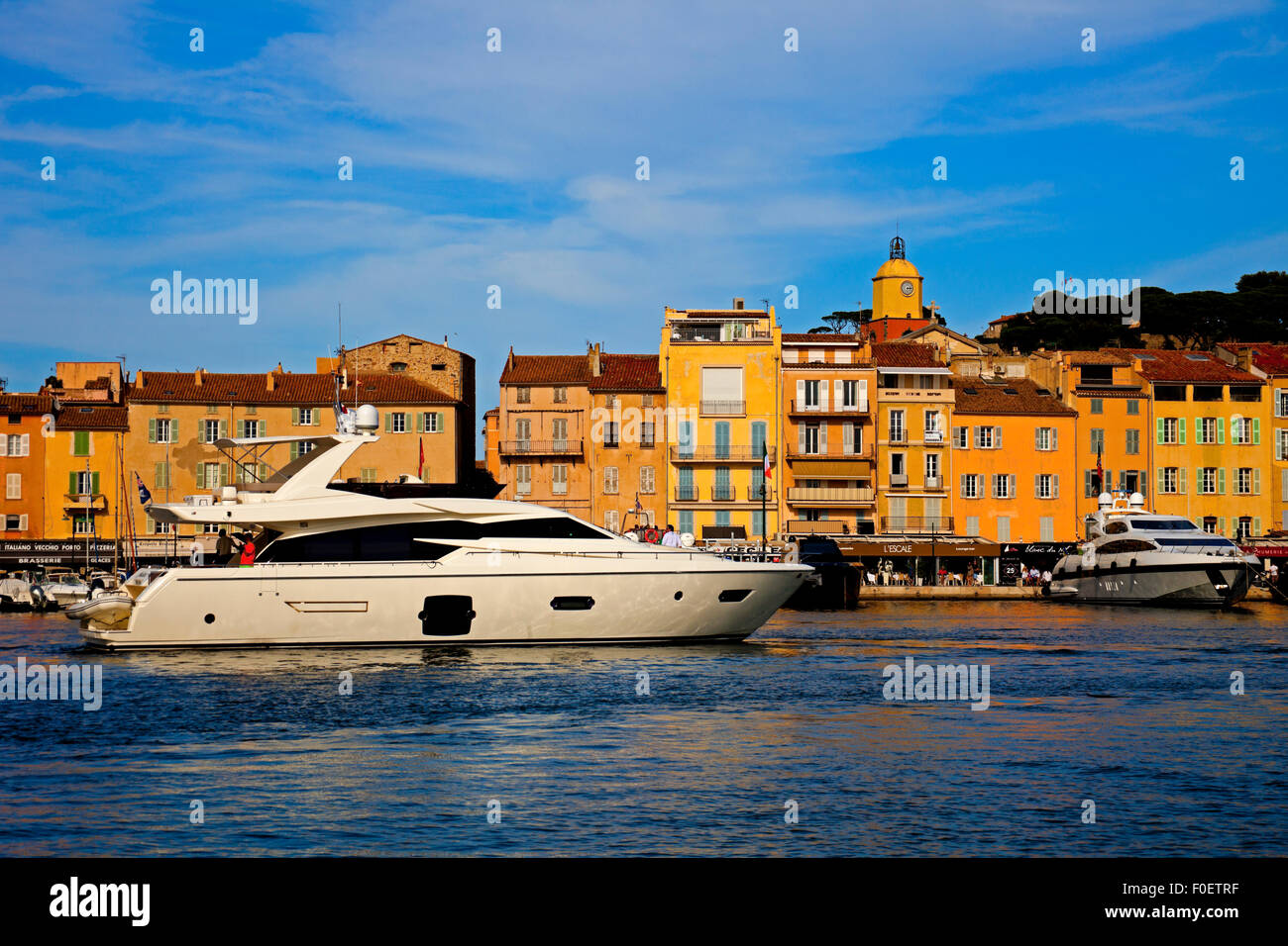 Le port de St Tropez avec port bateaux Côte d'Azur France Banque D'Images