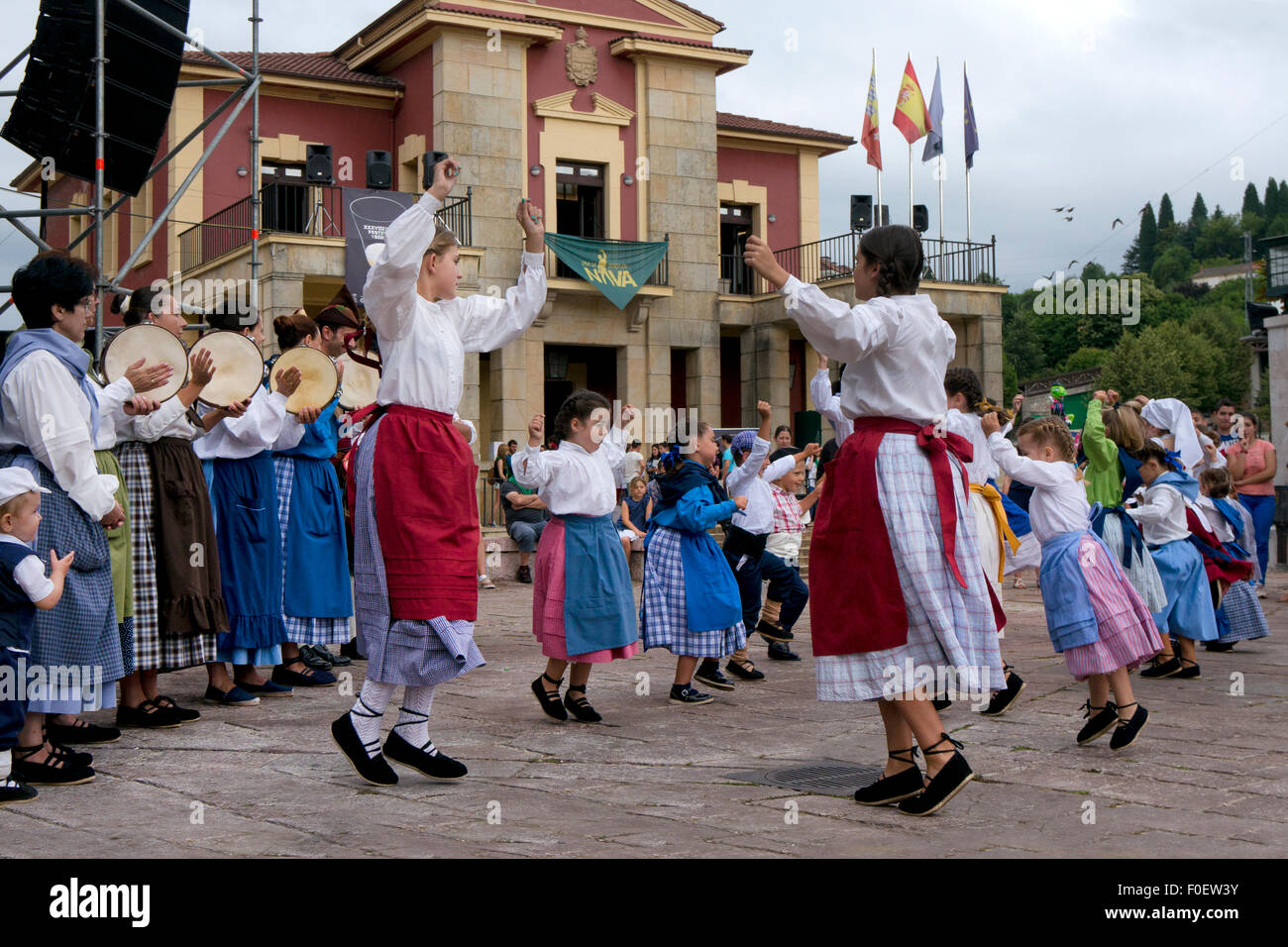 Costume traditionnel et danseurs au Cidre Festival à Nava Asturias Espagne,Nord, Banque D'Images