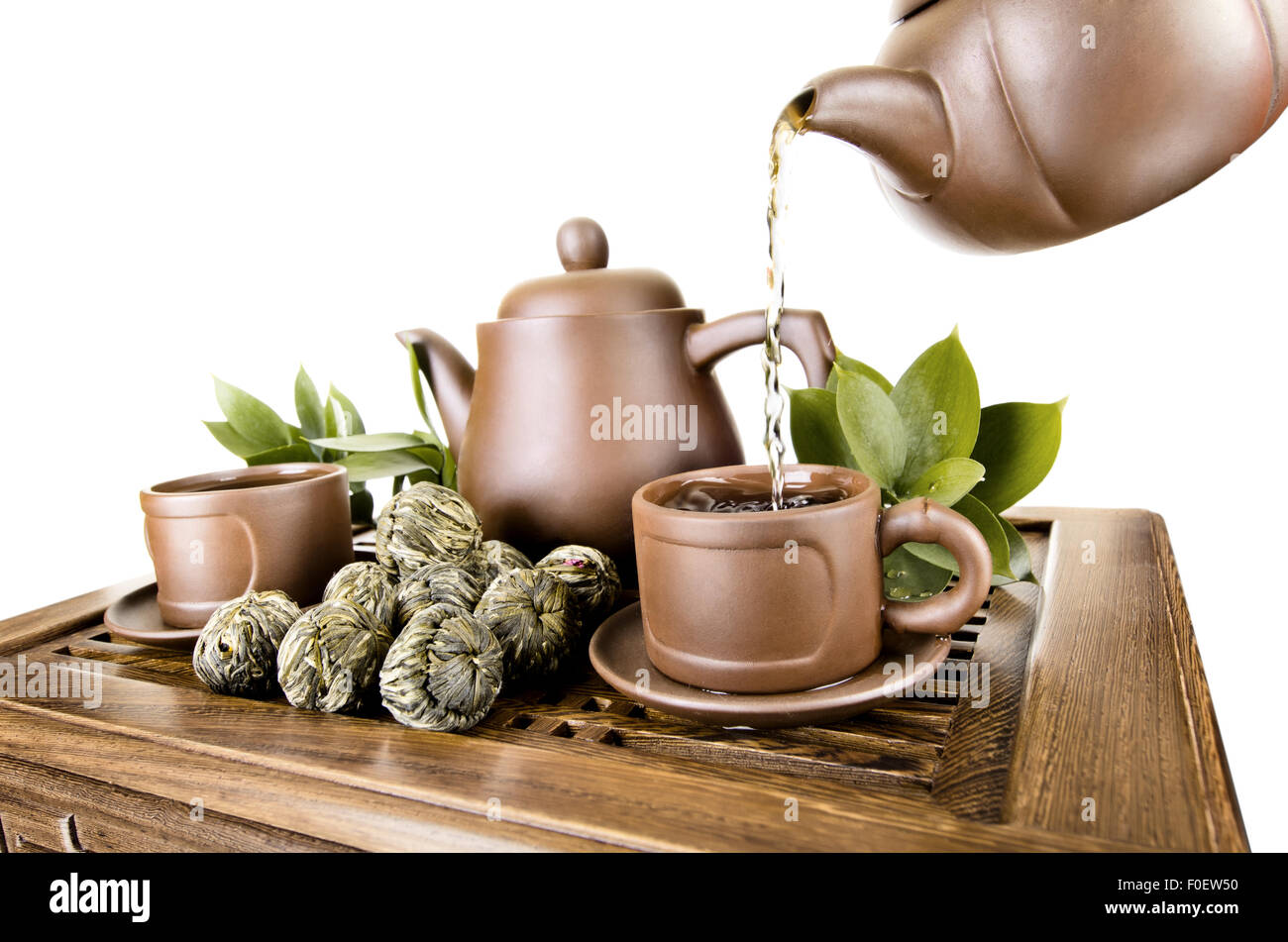 Photo horizontale, de l'argile thé théière tasse à débit sur fond blanc, isolé, cérémonie du thé Banque D'Images