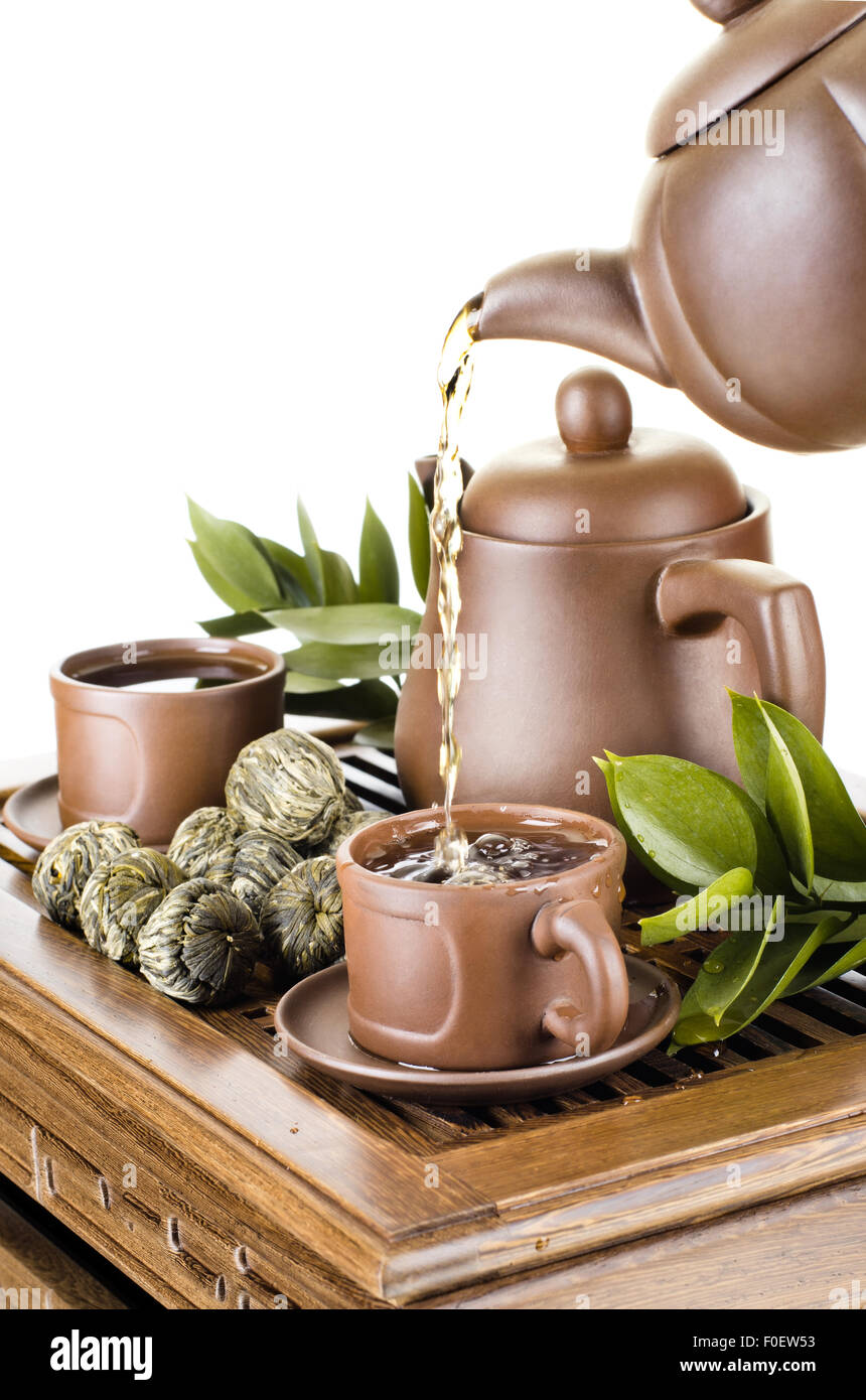 Photo verticale, de l'argile thé théière tasse à débit sur fond blanc, isolé, cérémonie du thé Banque D'Images