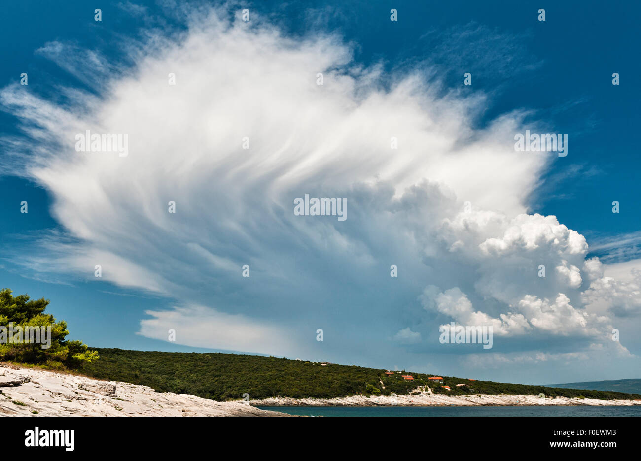 L'Istrie, Croatie. Un énorme cumulonimbus nuage plane sur la côte orientale Banque D'Images