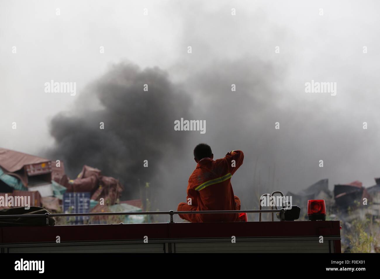 Tianjin, Chine. Août 14, 2015. Les pompiers éteindre un grand incendie point à l'explosion à Tianjin, Chine du nord, 14 août 2015. Le nombre de morts est passé à 56, dont 21 pompiers, 721 autres ont été hospitalisés, dont 25 gravement blessé et 33 dans un état grave, l'administration centrale de sauvetage a dit vendredi. Credit : Shen Bohan/Xinhua/Alamy Live News Banque D'Images