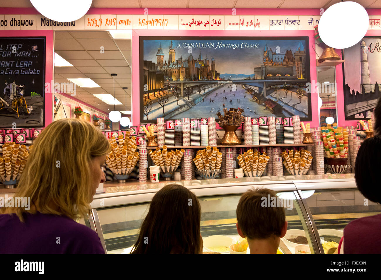 Les clients attendent de choisir l'une des nombreuses saveurs de glaces italiennes à la casa Gelato à Vancouver, BC, Canada Banque D'Images