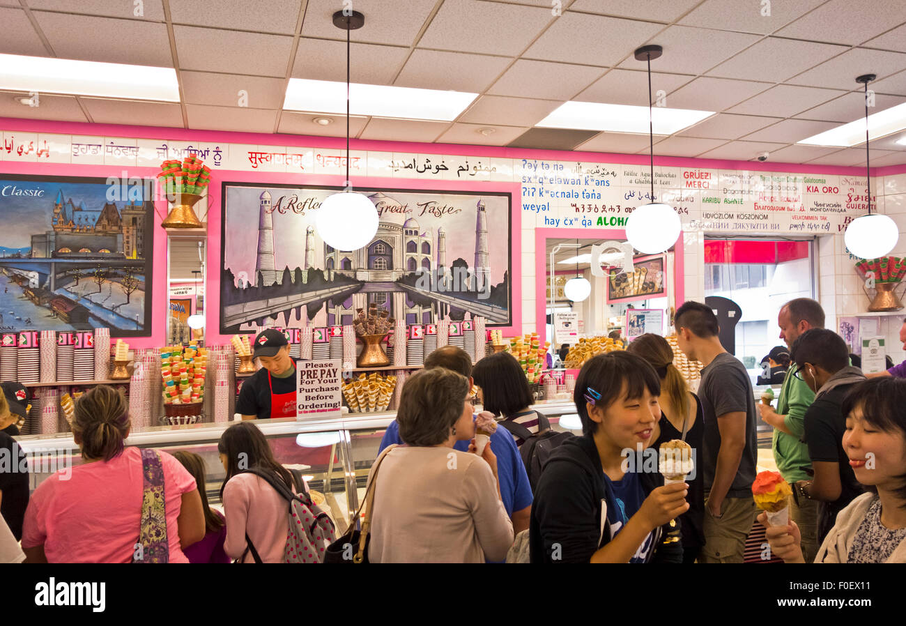 Les touristes et les habitants bénéficiant de délicieuses glaces italiennes à la Casa Gelato à Vancouver, BC, Canada. Banque D'Images