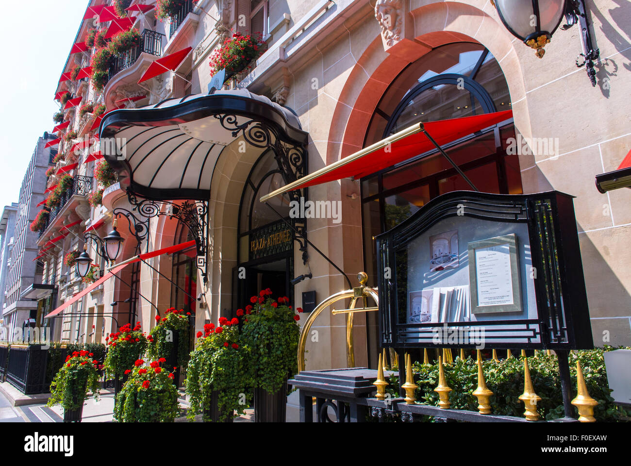 Paris, France, Luxe, Bâtiment chic avant, entrée, Hôtel Plaza Athénée Paris, Palais 5 étoiles, extérieur, vacances Banque D'Images