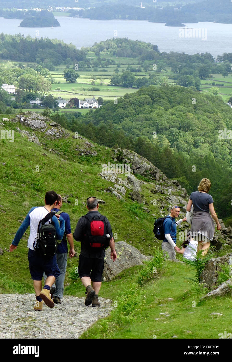 Les promeneurs sur les Allerdale divaguer, Borrowdale, Parc National de Lake District, Cumbria, England, UK Banque D'Images