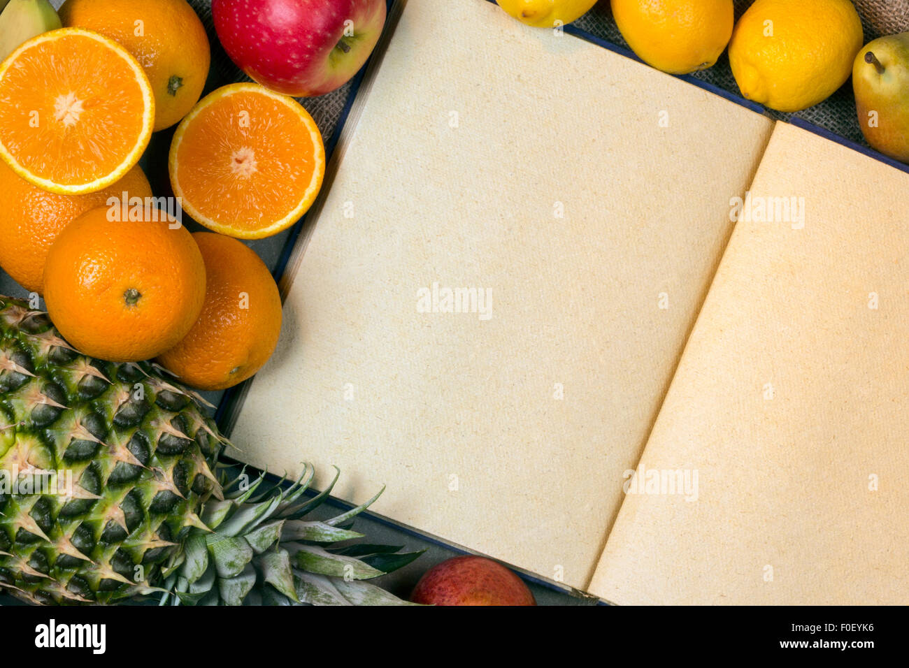 Un menu ouvert livre avec des pages blanches et une sélection de fruits frais. Banque D'Images