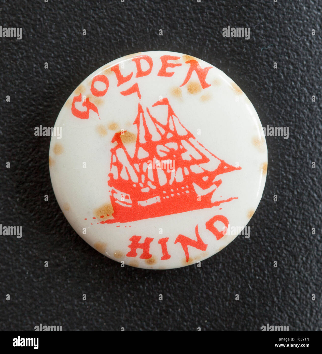 Pin Badge Bouton Vintage advertising Golden Hind Banque D'Images