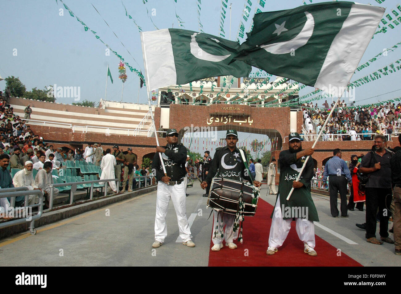 Lahore, Pakistan. Août 14, 2015. Célébrer le peuple pakistanais à Lahore, le jour de l'indépendance du Pakistan oriental, 14 août 2015. Le Pakistan est devenu indépendant le 14 août 1947 à partir de la domination coloniale britannique. Credit : Sajjad/Xinhua/Alamy Live News Banque D'Images