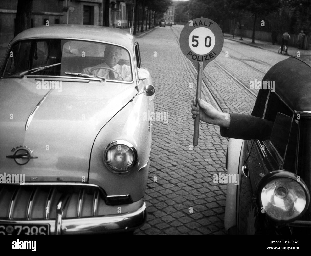 Transport / transport, contrôle de la circulation, police pendant le contrôle de la circulation, disque de signalisation 'Halt! Polizei! 50' (Stopp - police - 50), début de la limite de vitesse dans les villes à 50 km/h le 1.9.1957, droits supplémentaires-Clearences-non disponible Banque D'Images
