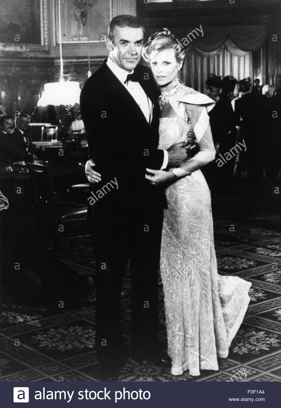 Sean Connery, avec Kim Basinger, 1983 Banque D'Images, Photo Stock 86382188 Alamy