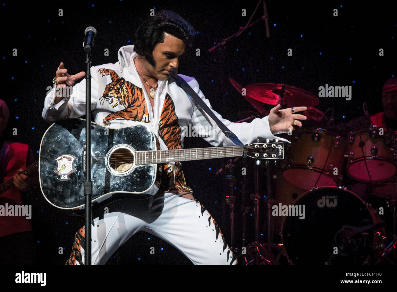 Memphis, Tennessee, USA. Août 12, 2015. Johnny Lee Memphis à partir de l'Écosse à l'ultime hommage Elvis 2015 Concours de l'artiste 11 Août 2015 - 12 -13 Orpheum Theatre, Memphis Tennessee Crédit : Catherine Brown/Alamy Live News Banque D'Images