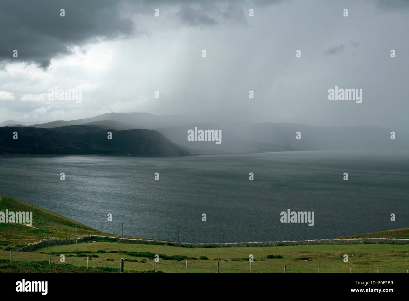 Tempête de pluie se déplaçant à travers les montagnes de Snowdonia National Park, au nord du Pays de Galles. (Vue de la Great Orme, Llandudno.) Banque D'Images
