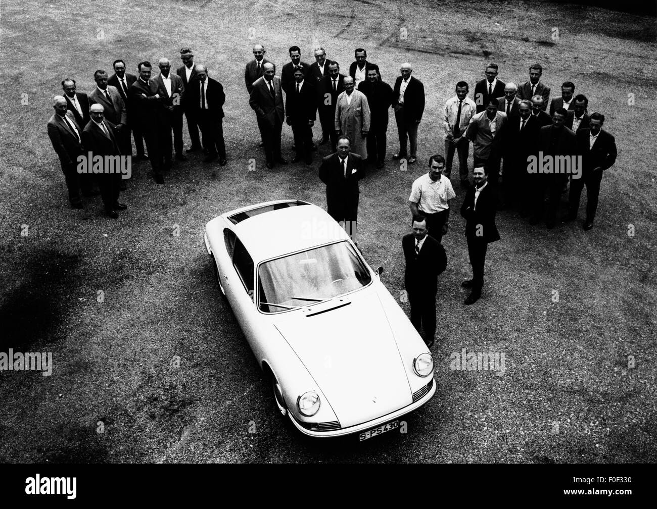 Transport / transport, voiture, Porsche 911, personnes debout aroung la nouvelle variante de véhicule, vue d'ensemble, 1963, années 1960, 60s, 20e siècle, historique, historique, voiture de sport, roadster, voitures de sport, roadsters, automobile, automobiles, MJ, lancement, spectacle, introduction, présentation, droits supplémentaires-Clearences-non disponible Banque D'Images