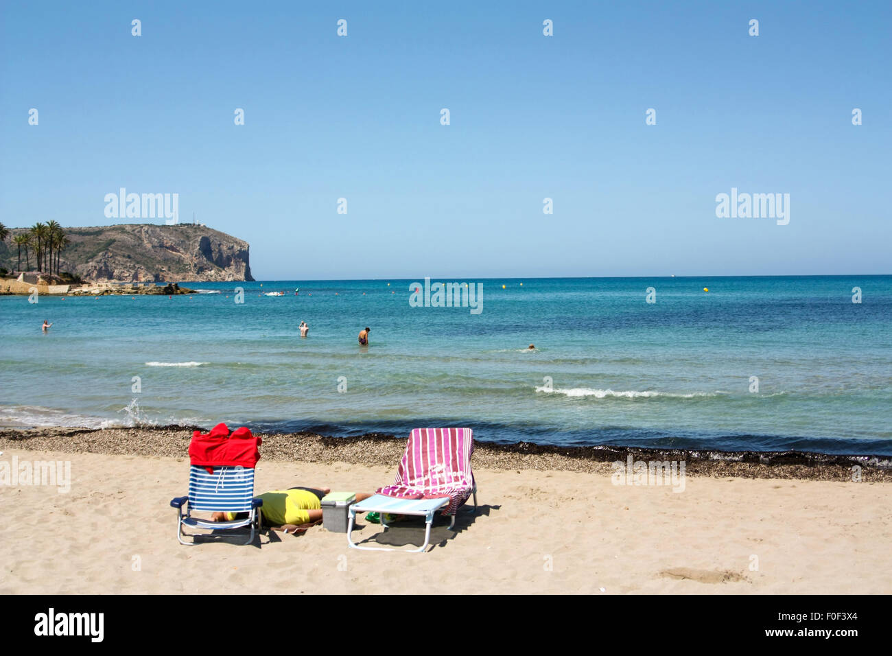 Deux chaises longues sur la plage avec vue sur la mer dans backtround Banque D'Images